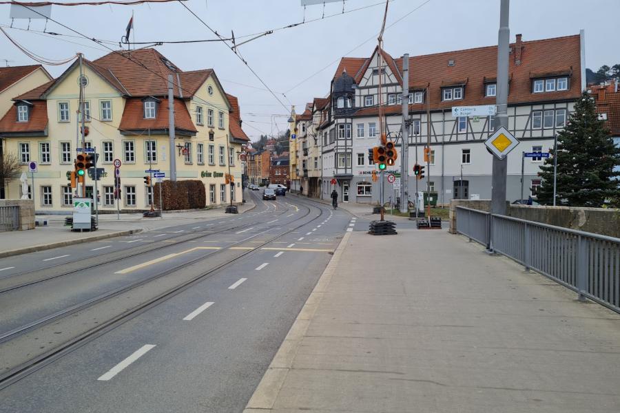 Bild von der Camsdorfer Brücke in Richtung Osten zu Grünen Tanne und der Ampel