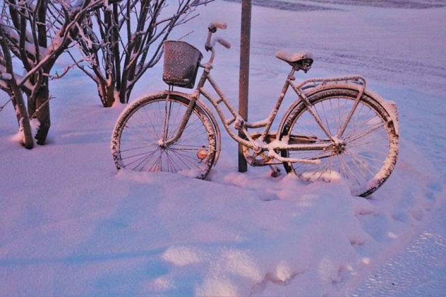 Fahrrad an Laterne im Schnee