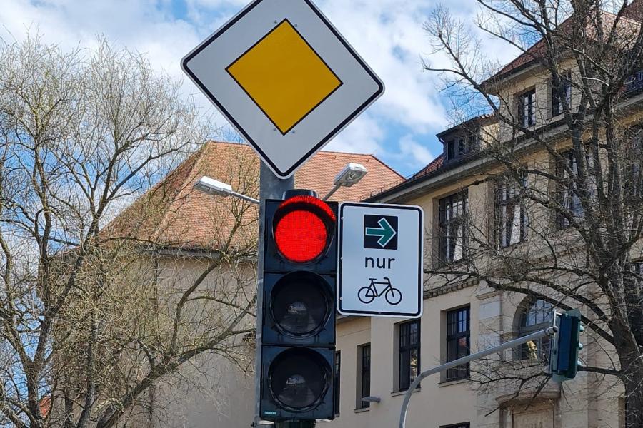Ampel mit Vorfahrtszeichen und Grünpfeil für Radverkehr