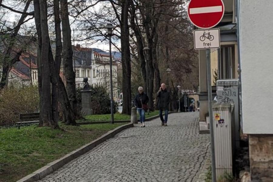 Nebenfahrbahn am Fürstengraben in Jena mit Beschilderung Einbahnstraße Rad frei